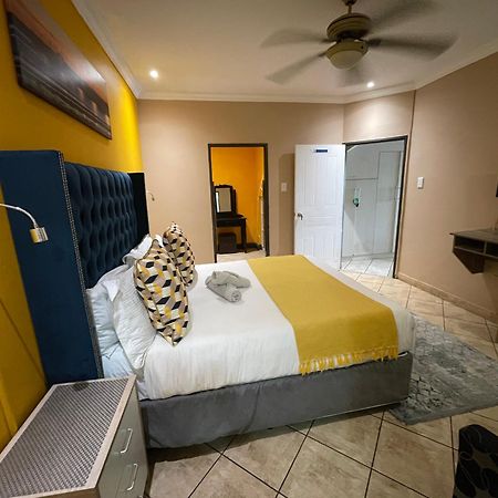The Yacht House Hotel Hartbeespoort Bagian luar foto